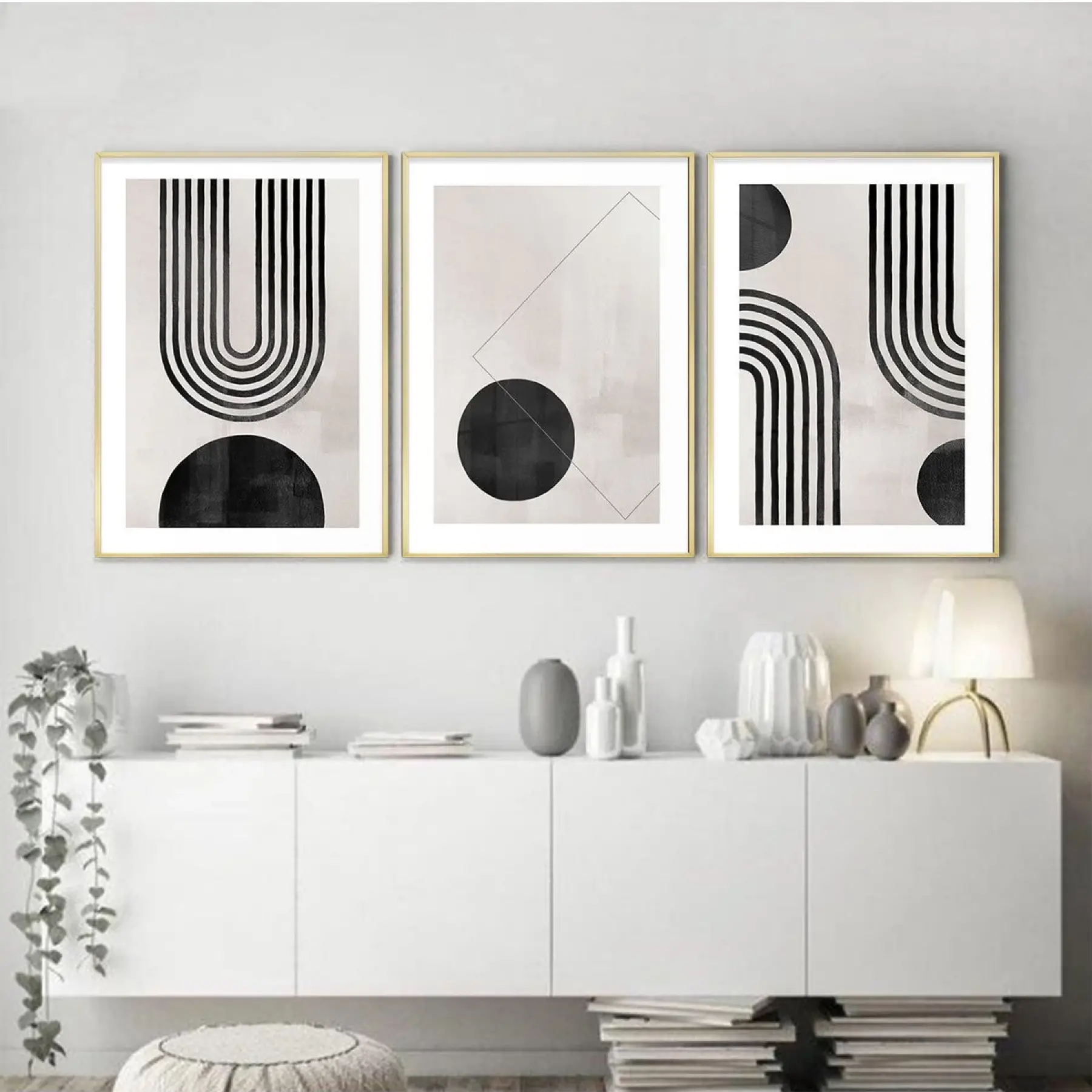 Geometrik Elegans: Soyut Siyah Beyaz Metal Çerçeveli Üçlü Tablo Seti