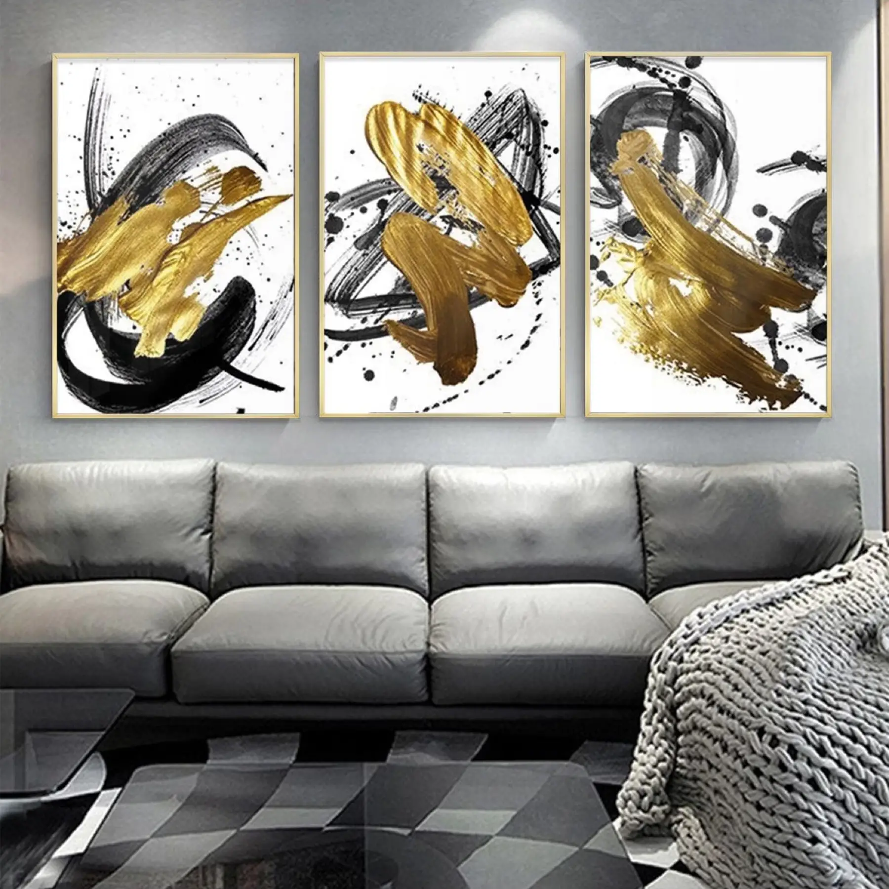 Dinamik Kontrast: Altın Fırça Darbeleri Ile Soyut Üçlü Metal Çerçeveli Tablo Seti