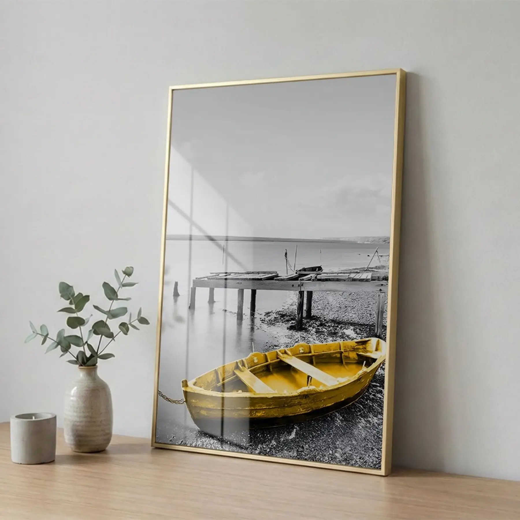 Sandal Kıyı Gri Sarı Kontrast Tekli Gold Metal Çerçeveli Cam Tablo Duvar Salon