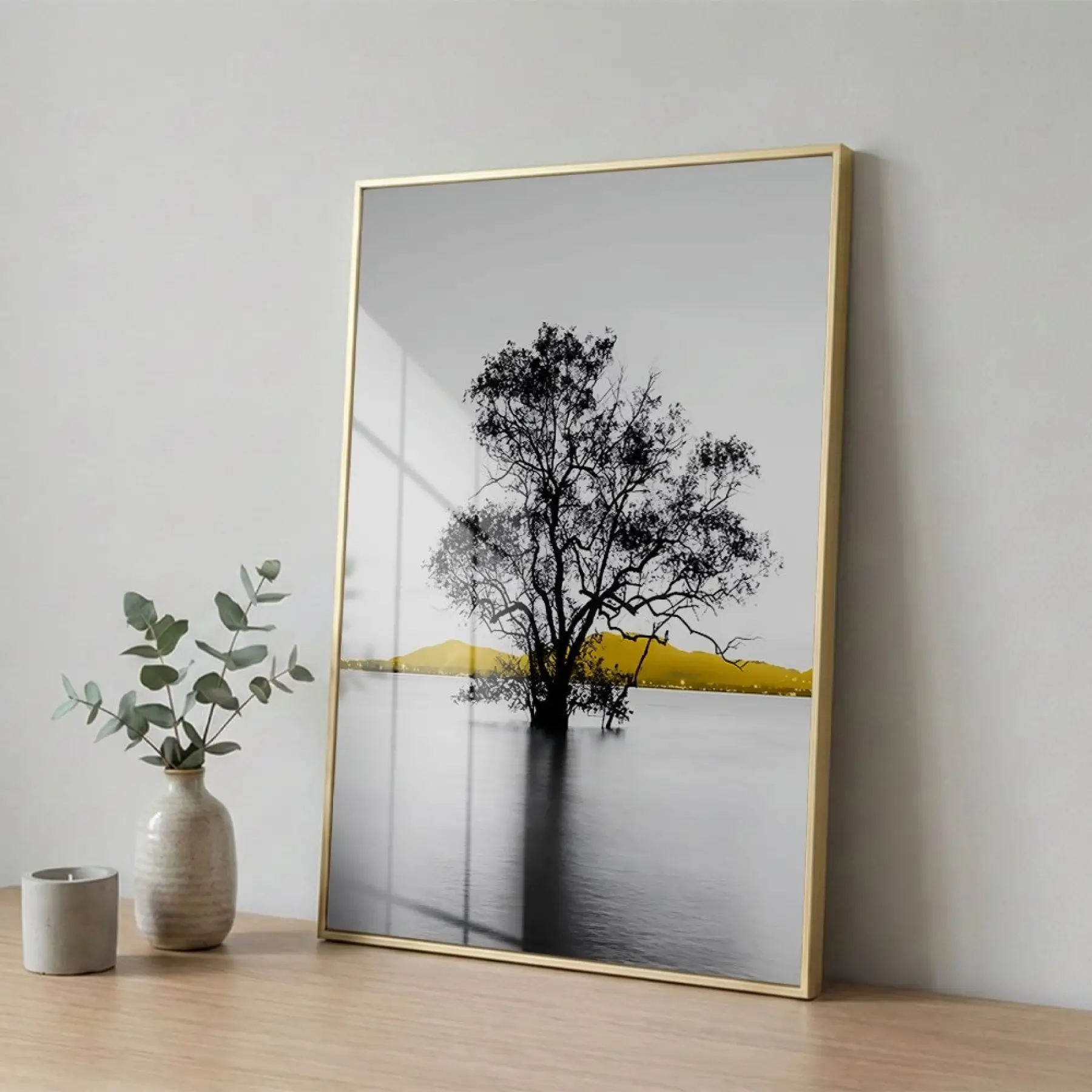 Suda Ağaç Monokrom Sarı Vurgu Tekli Gold Metal Çerçeveli Cam Tablo Poster Dekoratif