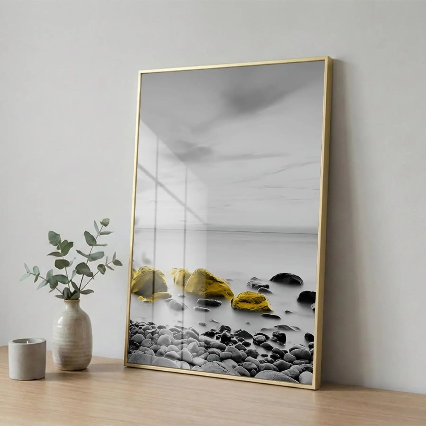 Kıyı Taşları Sarı Vurgulu Gri Tekli Gold Metal Çerçeveli Cam Tablo Poster Dekoratif