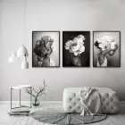 Çiçek Başlıklı Figürler: Üçlü Metal Çerçeveli Tablo Takımı