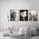 Çiçek Başlıklı Figürler: Üçlü Metal Çerçeveli Tablo Takımı