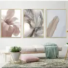 Doğanın Hafif Dokunuşu: Çiçek ve Tüyler Üçlü Metal Çerçeveli Tablo Seti