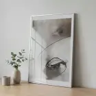 Soyut Akış Nötr Gri Tonlar Tekli Gümüş Metal Çerçeveli Cam Tablo Duvar Salon