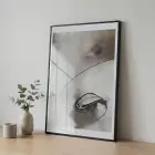 Soyut Akış Nötr Gri Tonlar Tekli Siyah Metal Çerçeveli Cam Tablo Duvar Salon