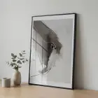 Soyut Hareket Nötr Gri Tonlar Tekli Siyah Metal Çerçeveli Cam Tablo Yatak Odası