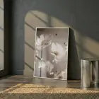 Narin Çiçekler Sıcak Bej Tonlar Tekli Beyaz Metal Çerçeveli Cam Tablo Yatak Odası