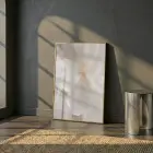 Yumuşak Çiçek Krem Bej Tonları Tekli Gold Metal Çerçeveli Cam Tablo Salon Oturma