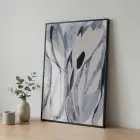 Soyut Yapraklar Hafif Gri Mavi Tekli Siyah Metal Çerçeveli Cam Tablo Yatak Odası