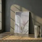 Narin Çiçek Pastel Gri Tonları Tekli Beyaz Metal Çerçeveli Cam Tablo Poster Dekoratif