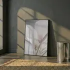 Narin Çiçek Pastel Gri Tonları Tekli Siyah Metal Çerçeveli Cam Tablo Poster Dekoratif
