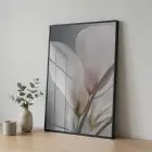 Narin Çiçek Pastel Gri Tonları Tekli Siyah Metal Çerçeveli Cam Tablo Poster Dekoratif