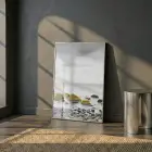 Kıyı Taşları Sarı Vurgulu Gri Tekli Gümüş Metal Çerçeveli Cam Tablo Salon Oturma