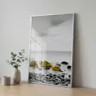 Kıyı Taşları Sarı Vurgulu Gri Tekli Gümüş Metal Çerçeveli Cam Tablo Salon Oturma