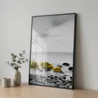 Kıyı Taşları Sarı Vurgulu Gri Tekli Siyah Metal Çerçeveli Cam Tablo Salon Oturma