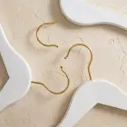 Premium Gold Kancalı Beyaz Ahşap Elbise Askısı – Modern ve Şık Tasarım