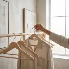 Premium Gold Kancalı 3lü Naturel Ahşap Elbise Askısı – Modern ve Şık Tasarım