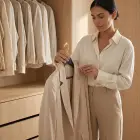 Premium Gold Kancalı Siyah Ahşap Elbise Askısı – Modern ve Şık Tasarım