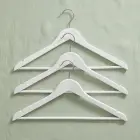 Premium Gümüş Kancalı Beyaz Ahşap Elbise Askısı – Modern ve Şık Tasarım