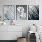Beyazın Huzur Veren Tonları Tüy Ve Çiçek Illüstrasyonlu Üçlü Metal Çerçeveli Tablo Seti