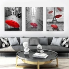 Paris Sokaklarından Görsel Hikaye: Eyfel Kulesi ve Kırmızı Şemsiyeler Üçlü Kanvas Tablo Seti