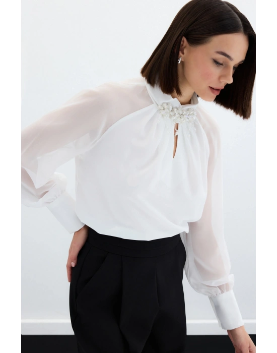 Yaka Aksesuarlı Bluz - Ekru