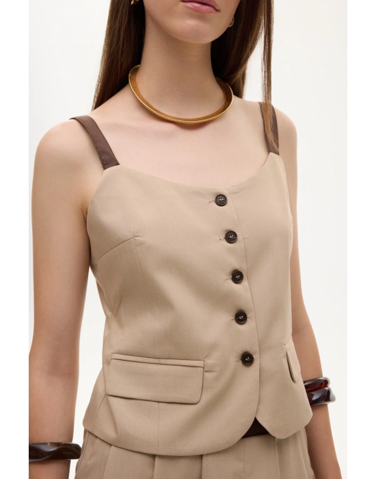 Kontrast Askılı Düğmeli Cep Detaylı Bluz Bej