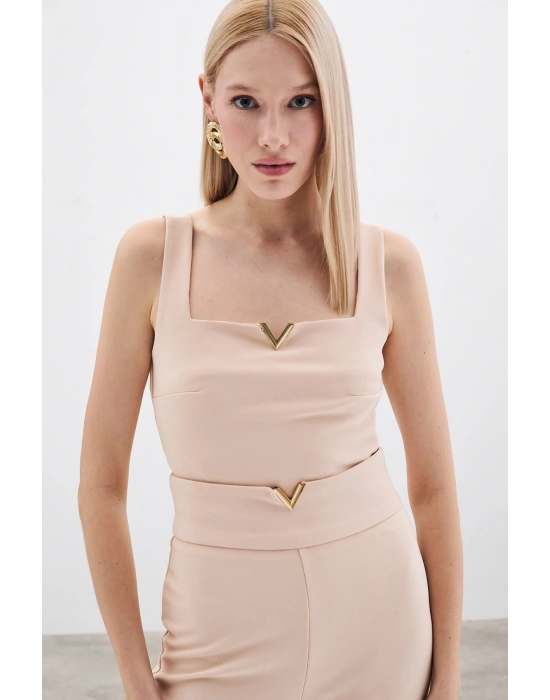 Yaka Gold Aksesuarlı Bluz - Bej