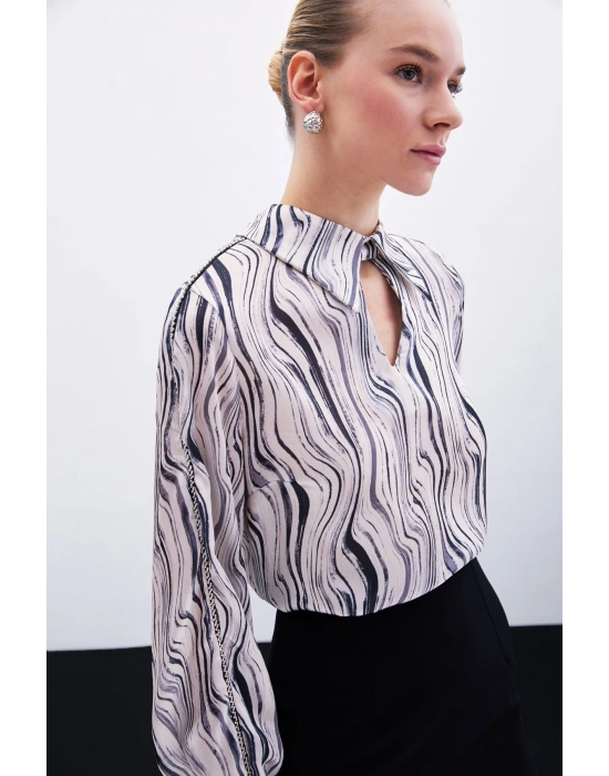 Kol Aksesuarlı Desenli Bluz - Siyah