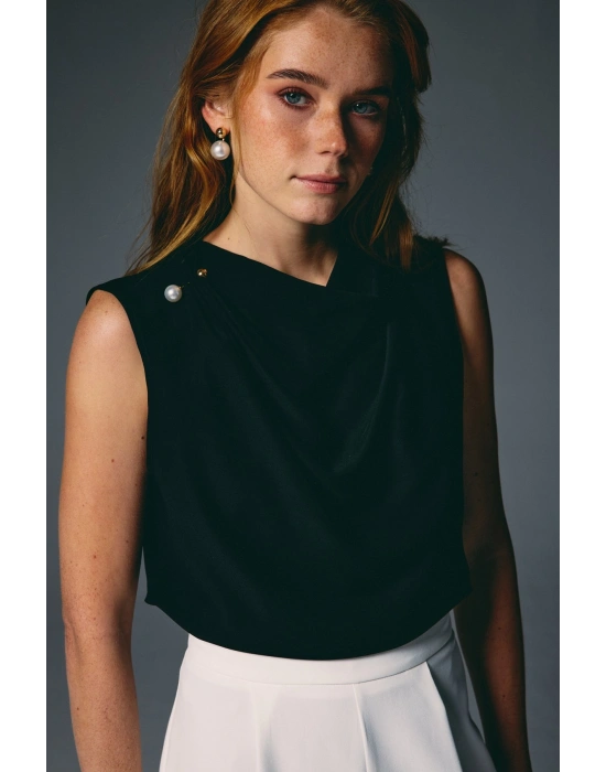 İnci Broşlu Degaje Bluz - Siyah