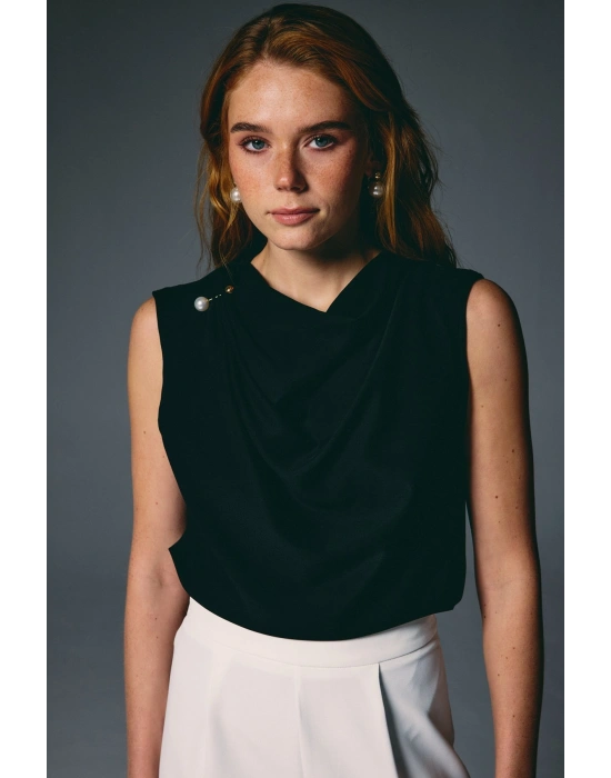 İnci Broşlu Degaje Bluz - Siyah