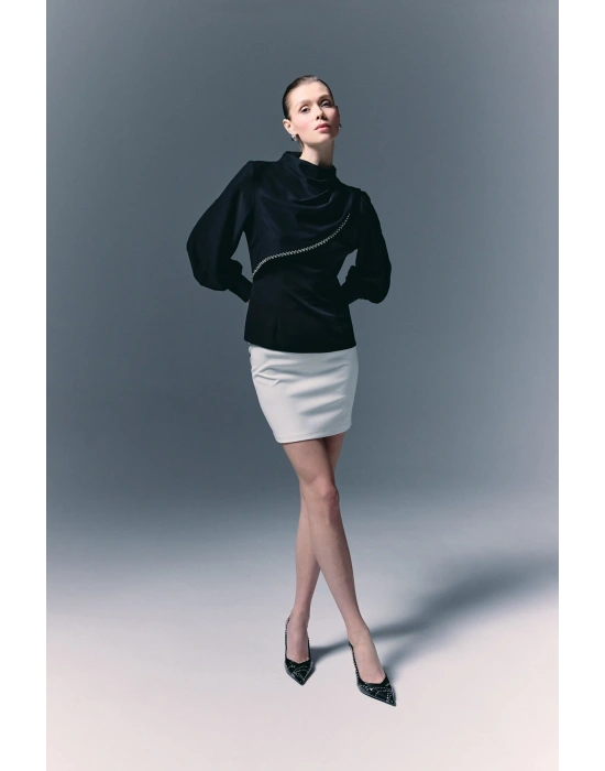 Ön Aksesuarlı Bluz - Siyah