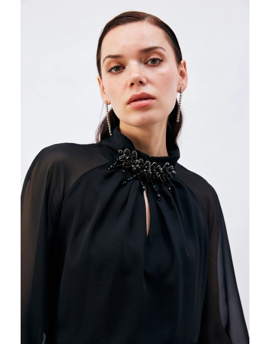 Yaka Aksesuarlı Bluz - Siyah