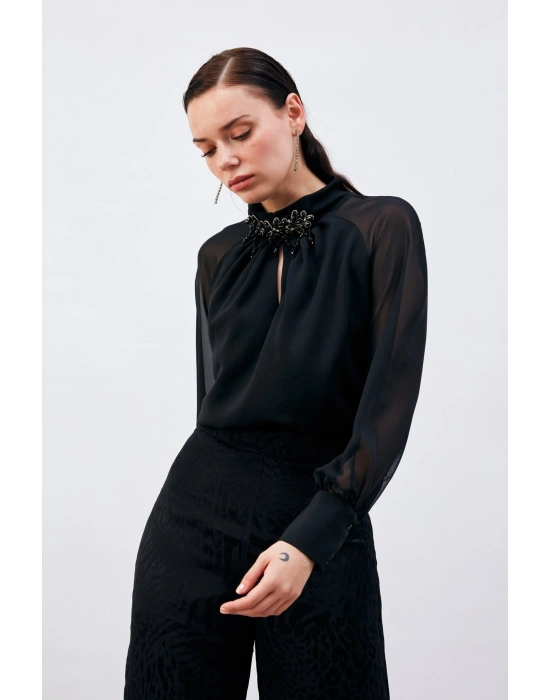 Yaka Aksesuarlı Bluz - Siyah