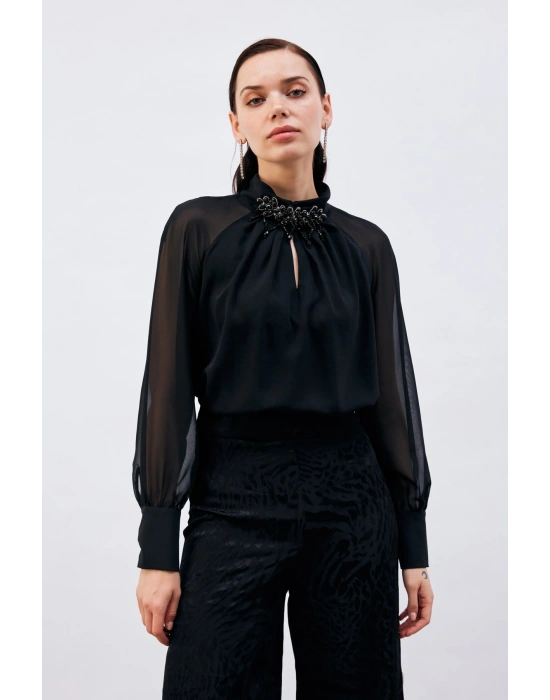 Yaka Aksesuarlı Bluz - Siyah