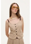 Kontrast Askılı Düğmeli Cep Detaylı Bluz Bej