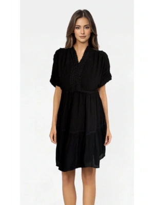 YARASA KOL DANTEL DETAYLI SİYAH ELBİSE