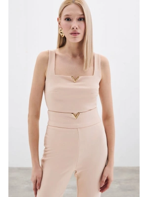Yaka Gold Aksesuarlı Bluz - Bej