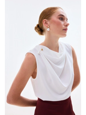 İnci Broşlu Degaje Bluz - Ekru