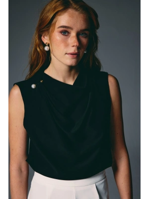 İnci Broşlu Degaje Bluz - Siyah