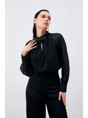 Yaka Aksesuarlı Bluz - Siyah