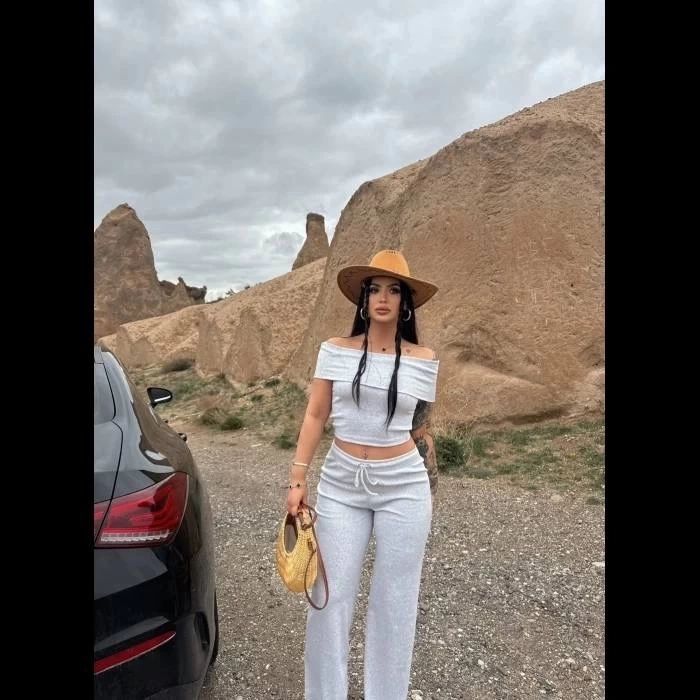 Madonna yaka bol paça pantolonlu takım