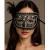 Siyah Renk Yandan Tüylü İnci İşlemeli Taşlı Dantelli Parti Maskesi 17x12 Cm