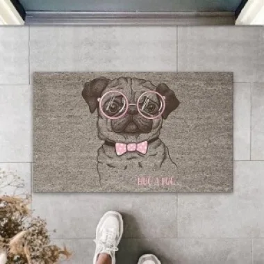 Dijital Baskı Gri Hug A Pug Yazılı Pembe Fiyonklu Gözlüklü Köpek Dekoratif Kapı Paspası K-2019
