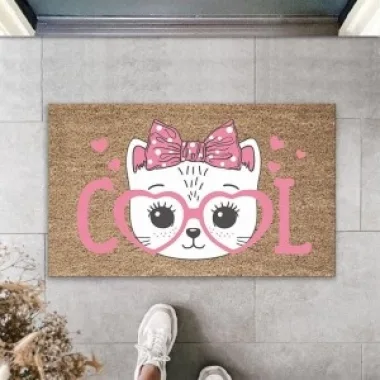 Dijital Baskı Kahverengi Cool Pembe Gözlüklü Fiyonklu Kedi Dekoratif Kapı Paspası K-2039