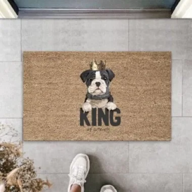 Dijital Baskı Kahverengi King Yazılı Taçlı Köpek Dekoratif Kapı Paspası K-2052