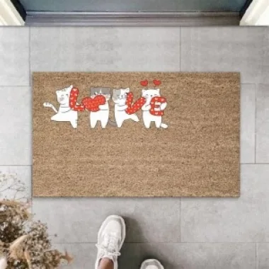 Dijital Baskı Kahverengi Love Harflerini Tutan Beyaz Kediler Dekoratif Kapı Paspası K-2066