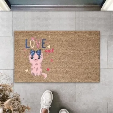 Dijital Baskı Kahverengi Love Yazılı Fiyonklu Pembe Kedili Dekoratif Kapı Paspası K-2020