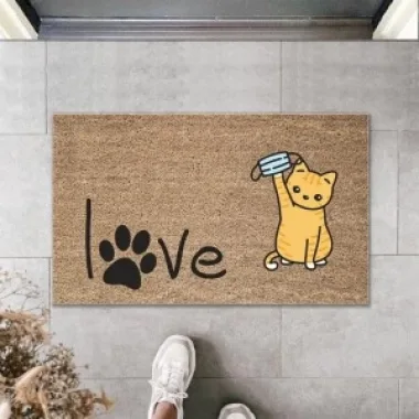Dijital Baskı Kahverengi Patili Love Yazılı Maskeli Kedi Dekoratif Kapı Paspası K-2010